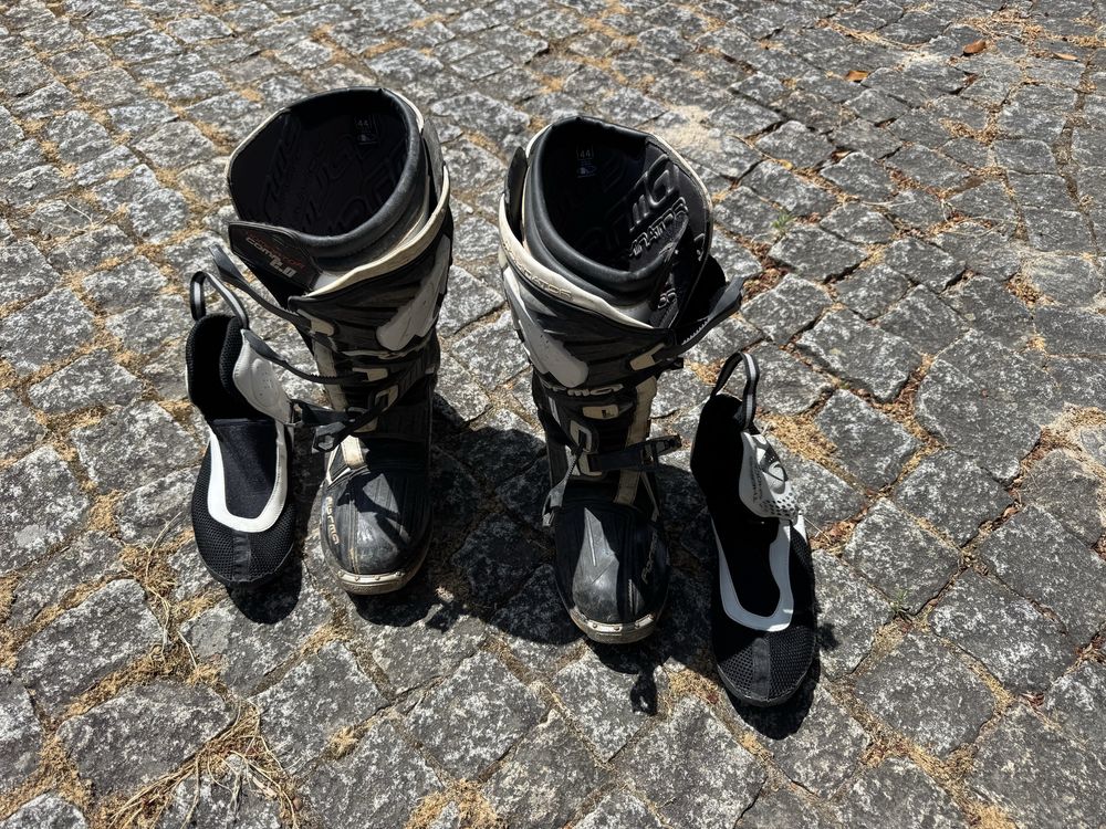 Botas e colete de protecao Enduro Moto