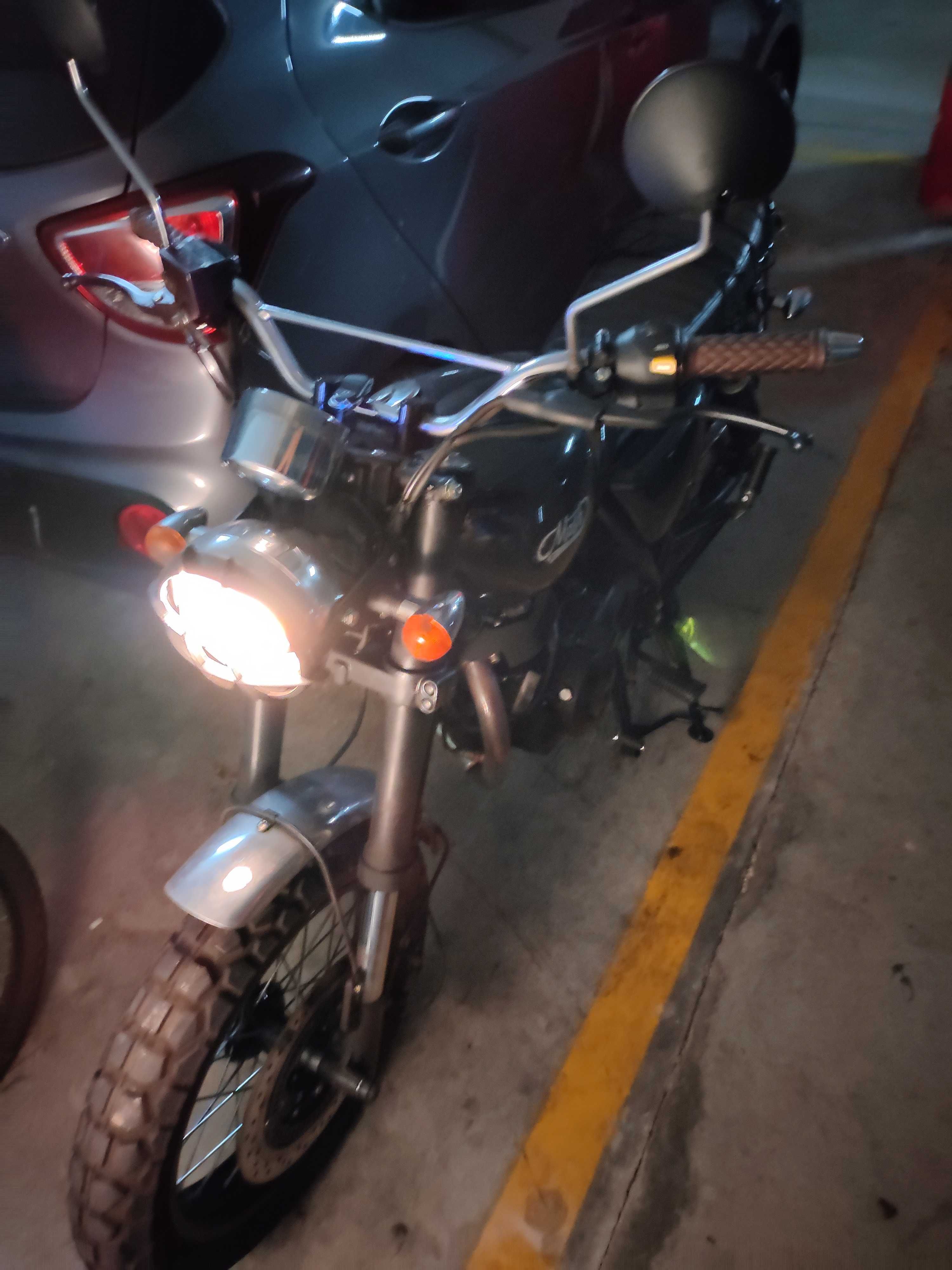 Mash 250 de 2019 com 1700 Km só 1 dono.