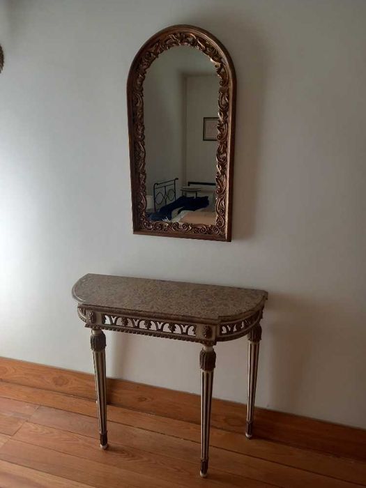 Mesa de apoio e espelho