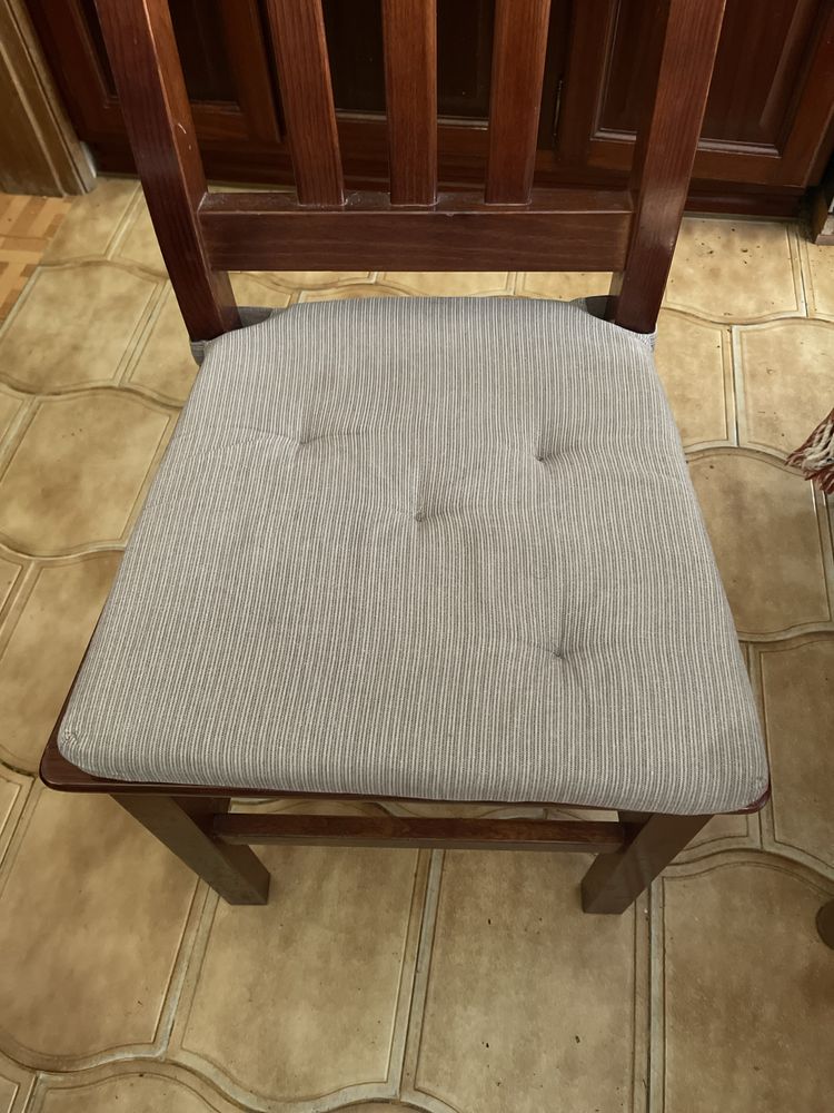 Conjunto de  6 Cadeiras em  madeira maciça