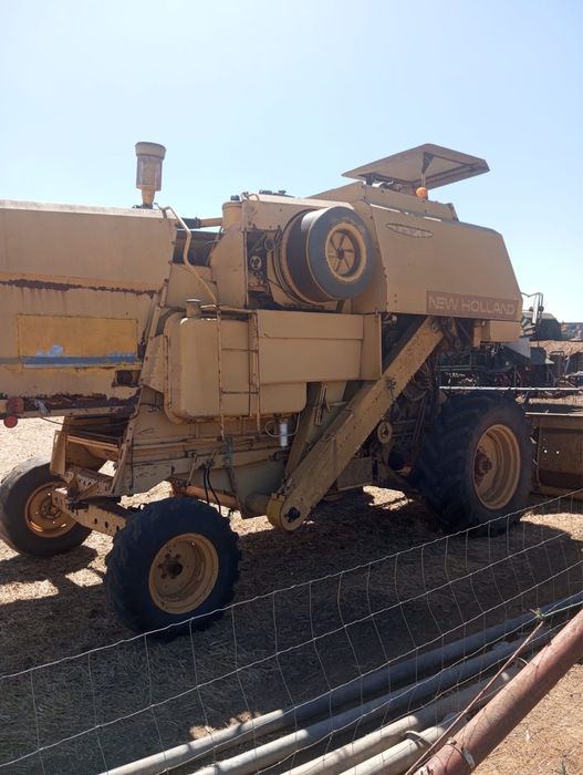 ceifeira a funcionar leva também equipamento de arroz