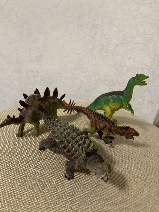 Іграшки динозавр