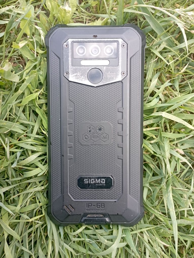 Продам смартфон Sigma mobile X-treme PQ38 4/32Gb Black