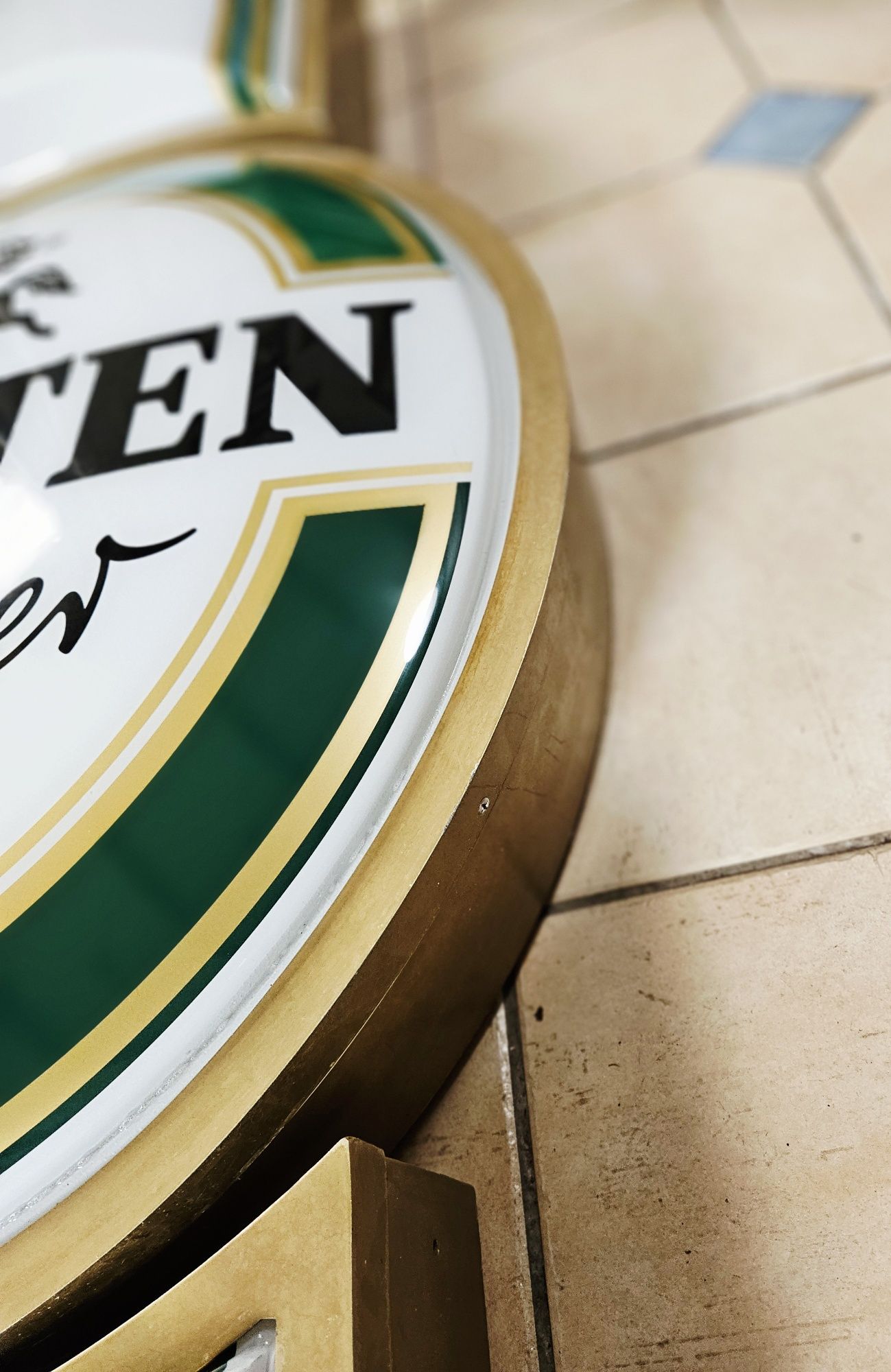 Duży neon z reklamą piwa Holsten