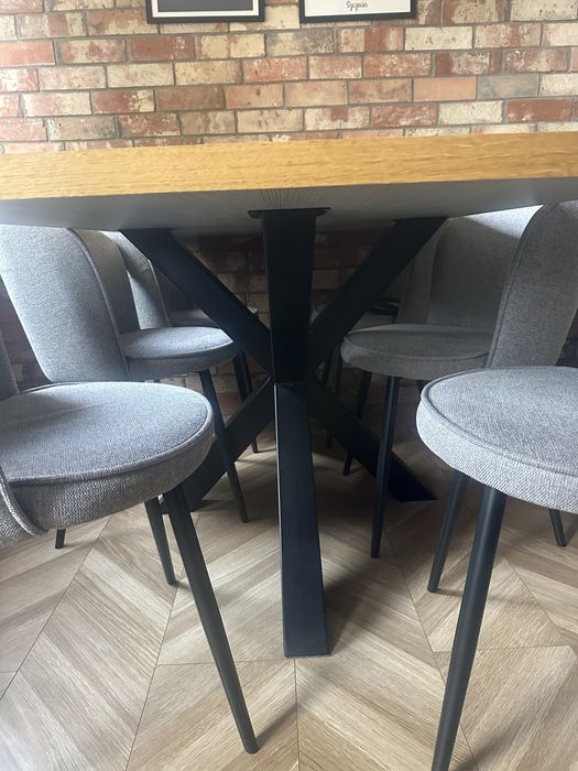 Loftowy drewniany stół