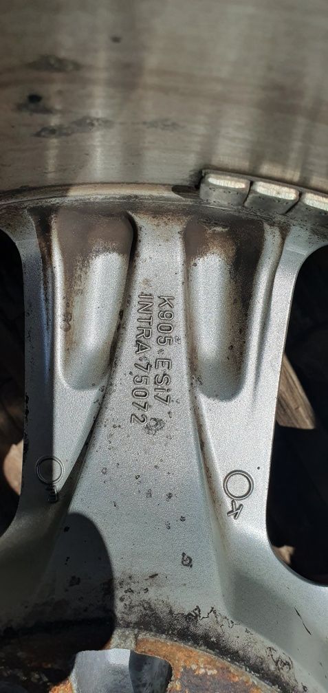 Felgi  aluminiowe 17" z oponami od opla omegi.