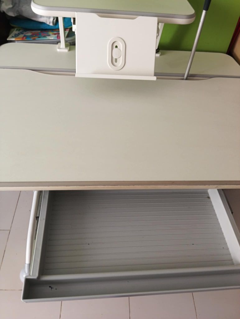Biurko dziecięce z dostawką i lampą +fotel