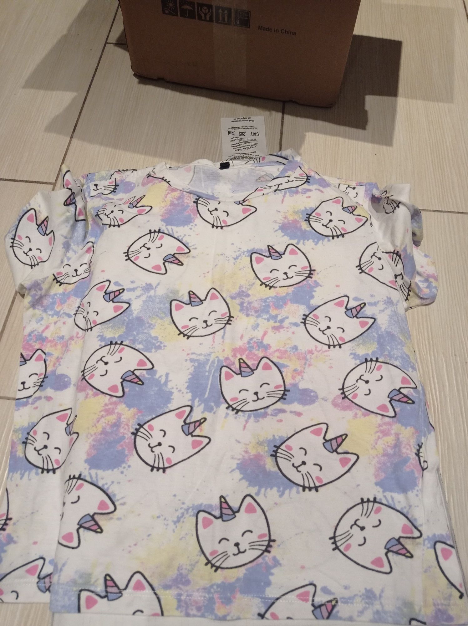 T-shirt z kotami