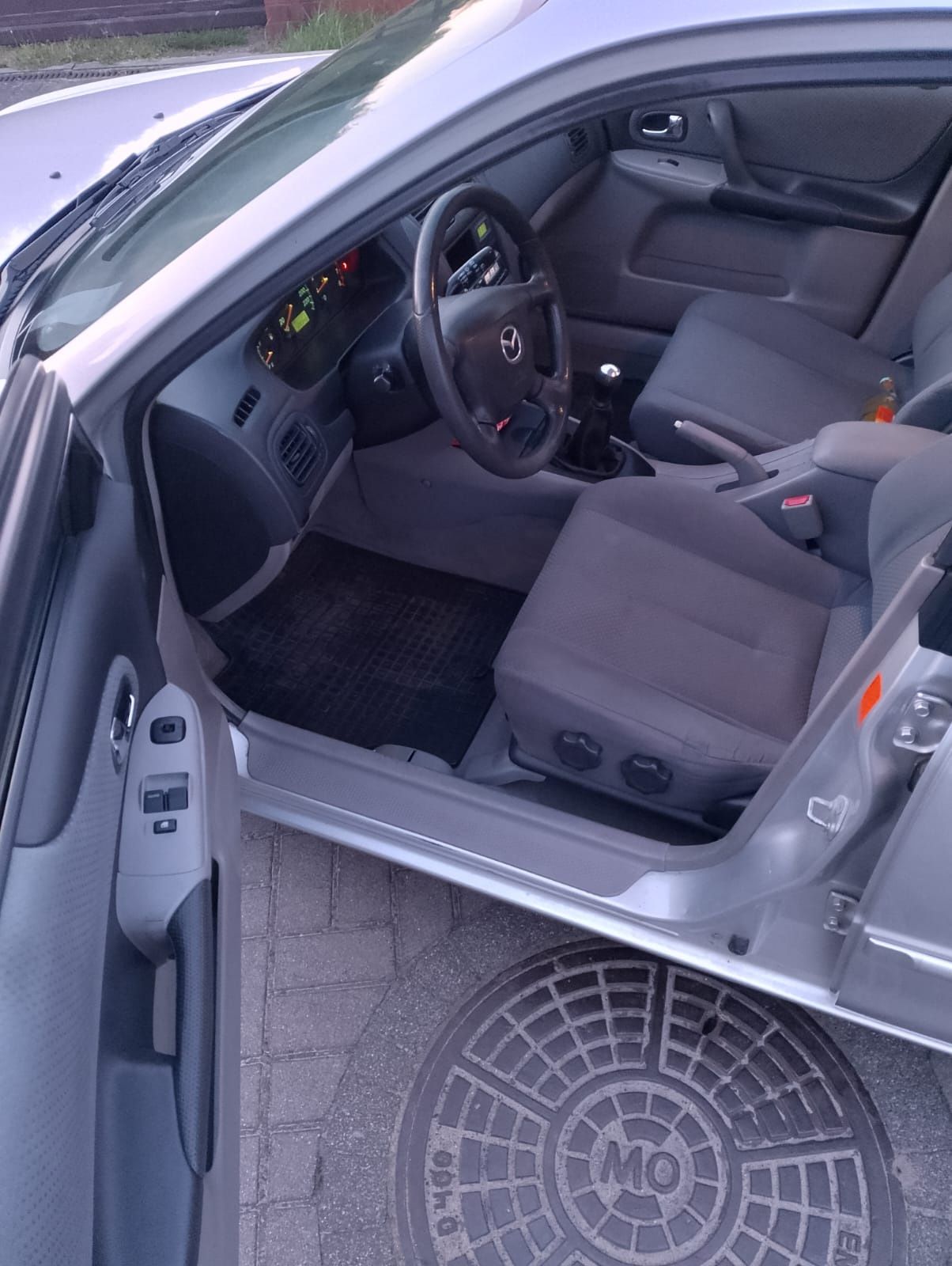 Mazda 323F stan bdb  klima  2kpl kół