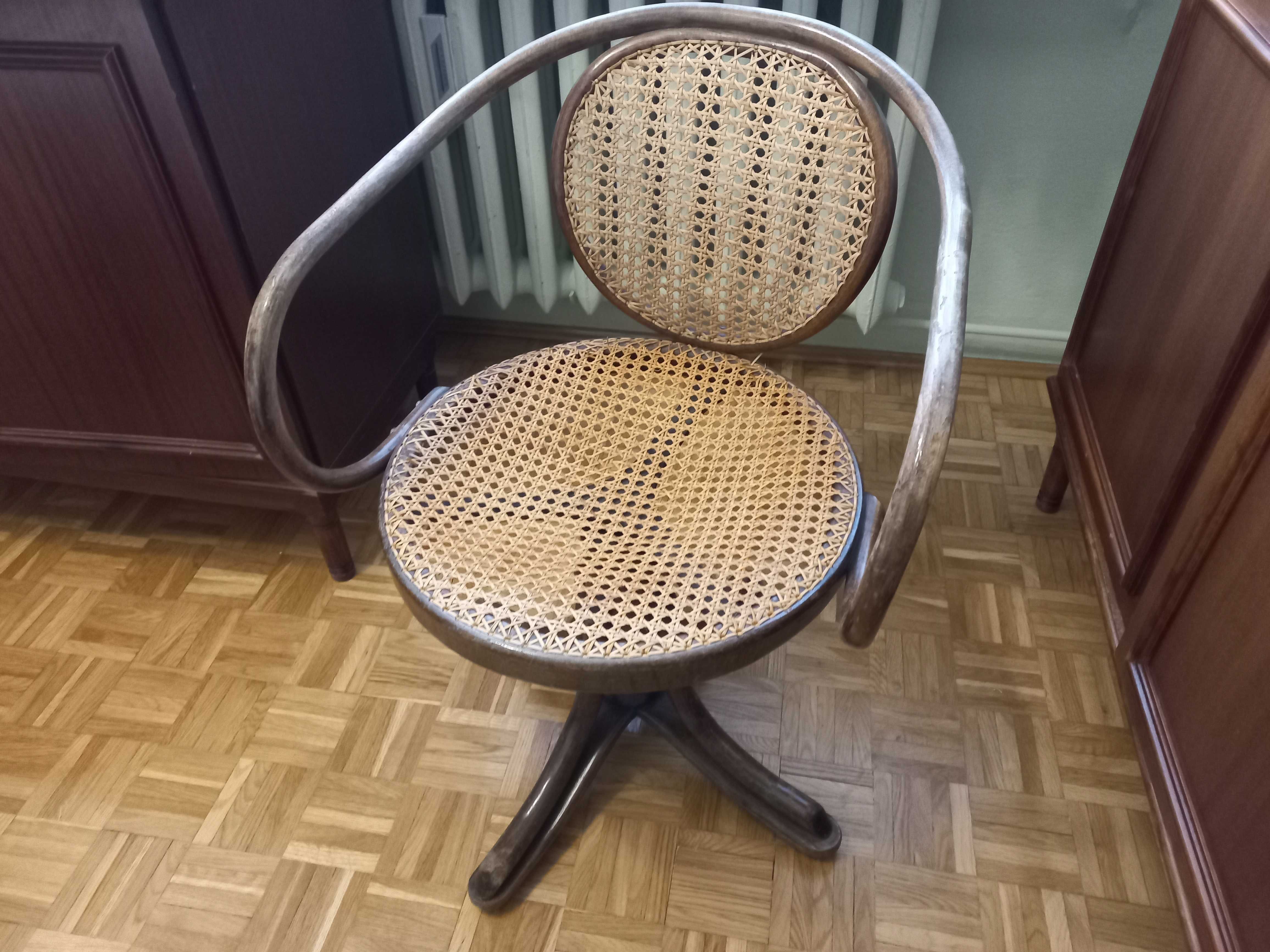 Sprzedam drewniany fotel obrotowy w stylu Thonet