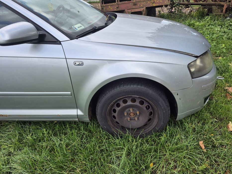 Błotnik prawy audi a3 8p kolor LY7W