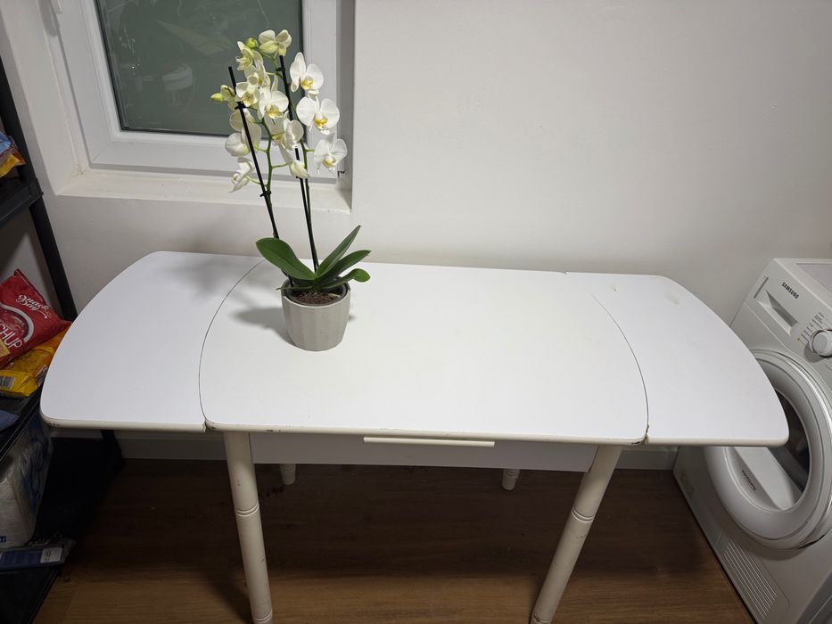 Mesa extensiva Ikea e placa com gabinete