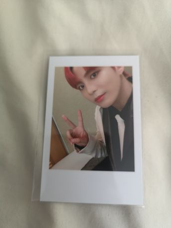 Preorderowy Polaroid ATEEZ z Subk Shop Jongho V sign