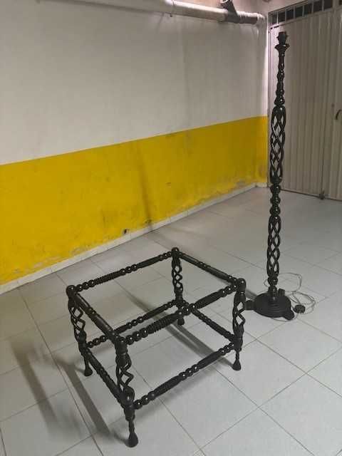 Mesa de centro e candeeiro de pé alto em pau preto