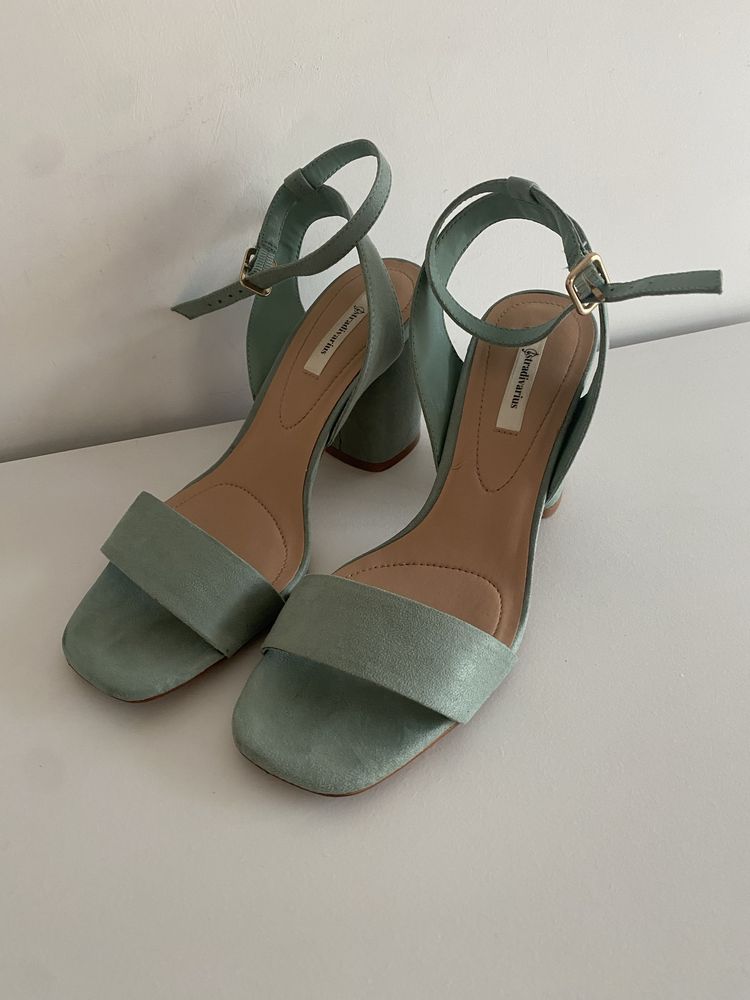 Sandália de salto alto Stradivarius em menta