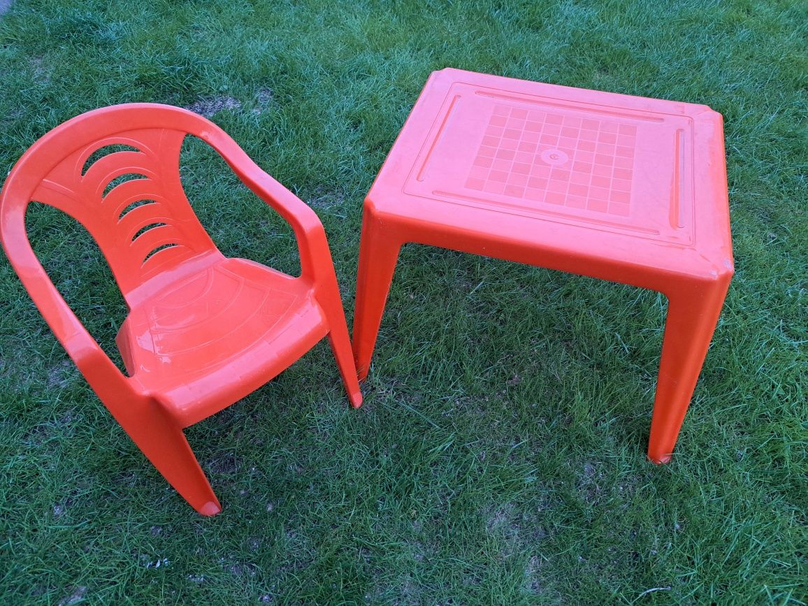 Stolik plastikowy i krzesełko dla dzieci