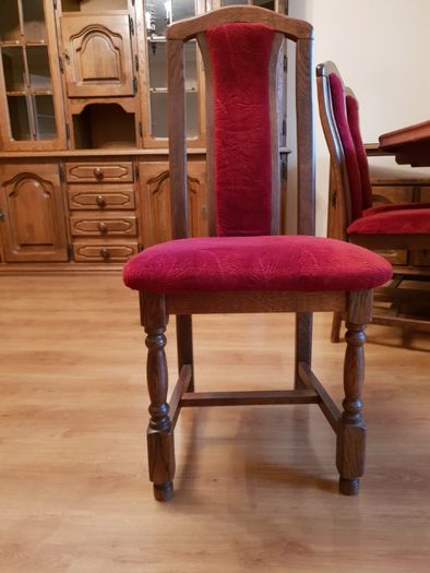 Stół w kolorze rustykalnym z krzesłami