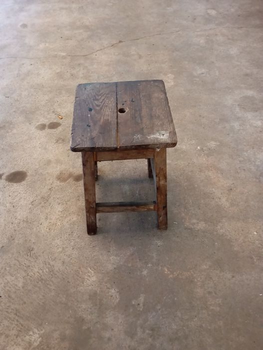 Vendo este banco muito bonito bom estado