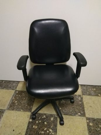 Cadeira com rodas e costas e braços ajustáveis