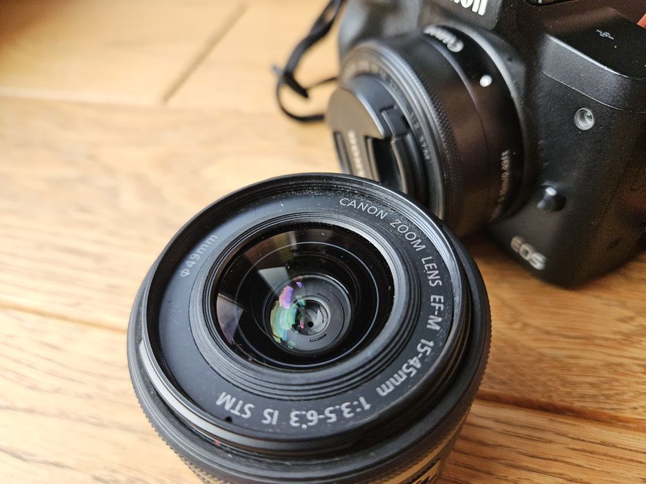 Canon EOS M50 + 15-45mm + 22mm f2 + 3 baterie stan BDB aparat