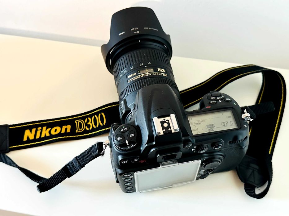 Máquina fotográfica digital Nikon D300 + Objetiva NIKKOR 18-200 mm