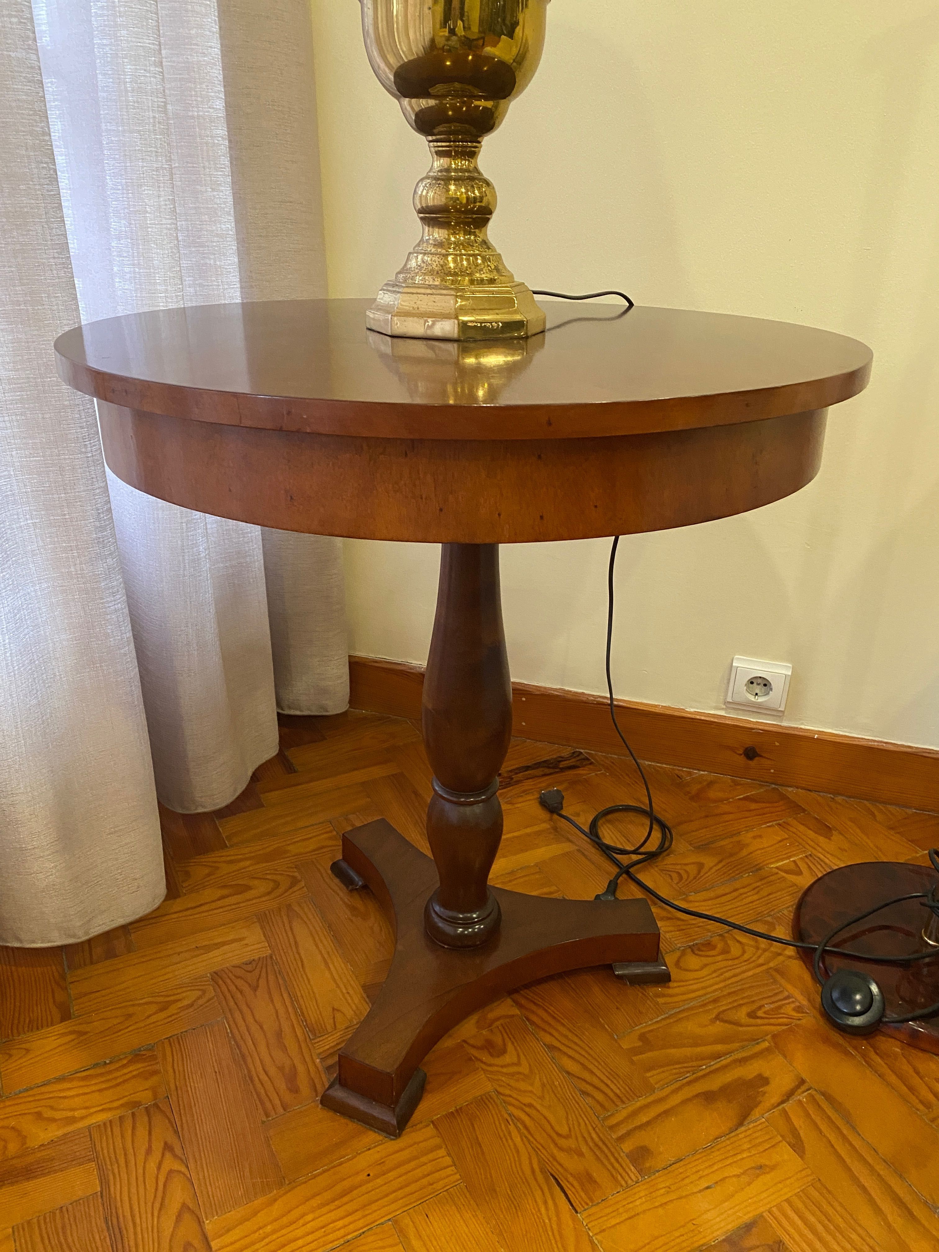 Mesa de apoio em madeira