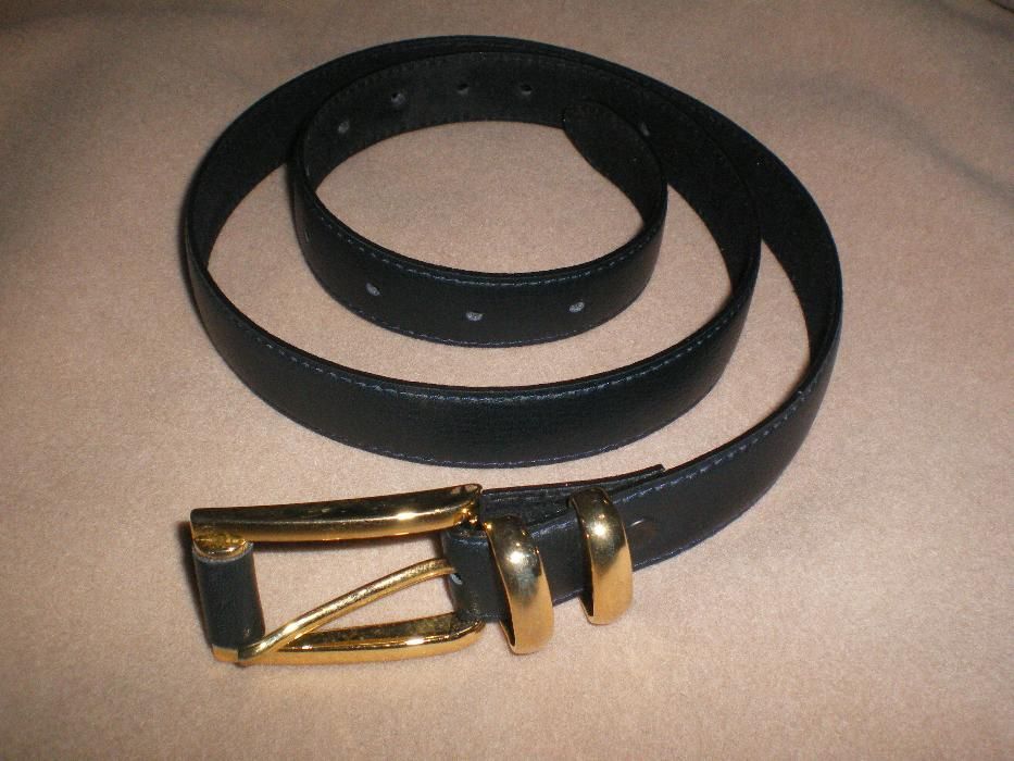 2 Cintos em pele um preto e outro castanho