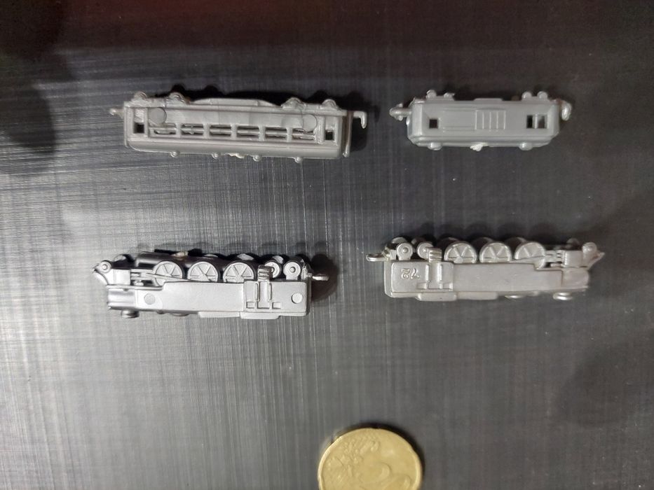 Pequeno comboio plástico português