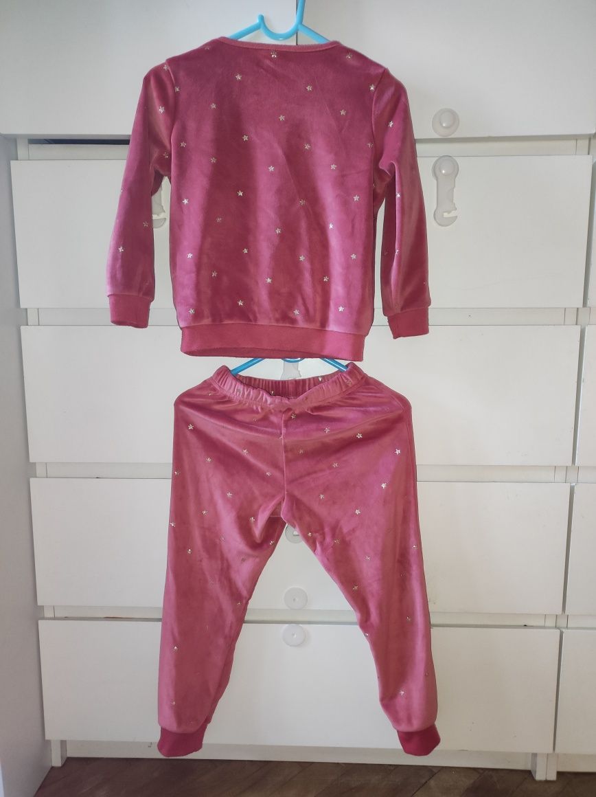 Śliczny welurowy dres z falbanką r. 98/104
