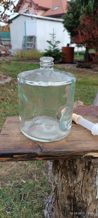 Butelka, karafka z dozownikiem