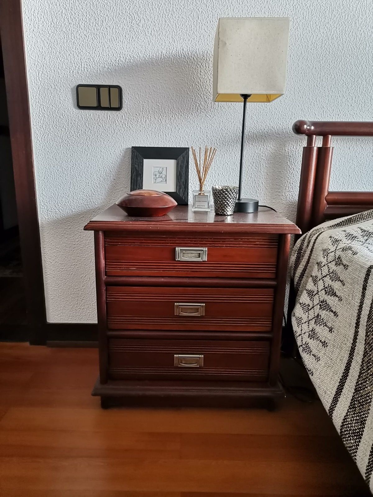 Cama com mesas e consola