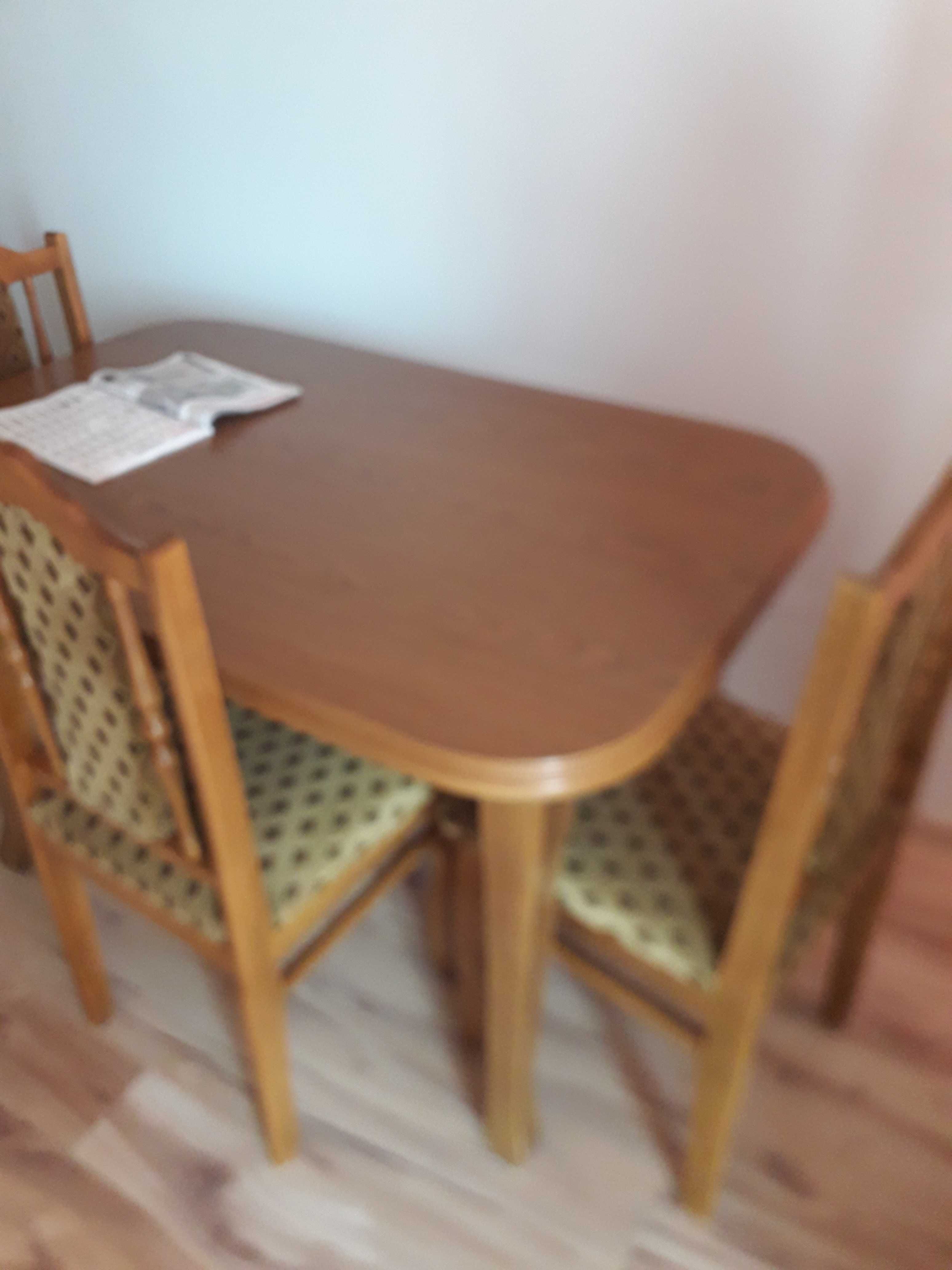 stół i cztery krzesła