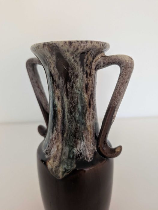 Dekoracyjny brązowy wazon ceramiczny z uchwytami – 20 cm