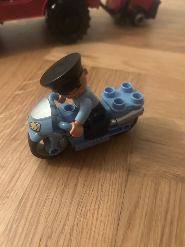 Auta - zestaw (duże auto Bruder plus małe auto plus ludziki)