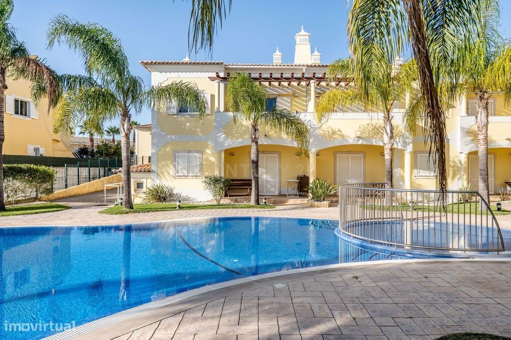 Apartamento T2 com 2 lugares na garagem, Jardim e piscina em Albufeira