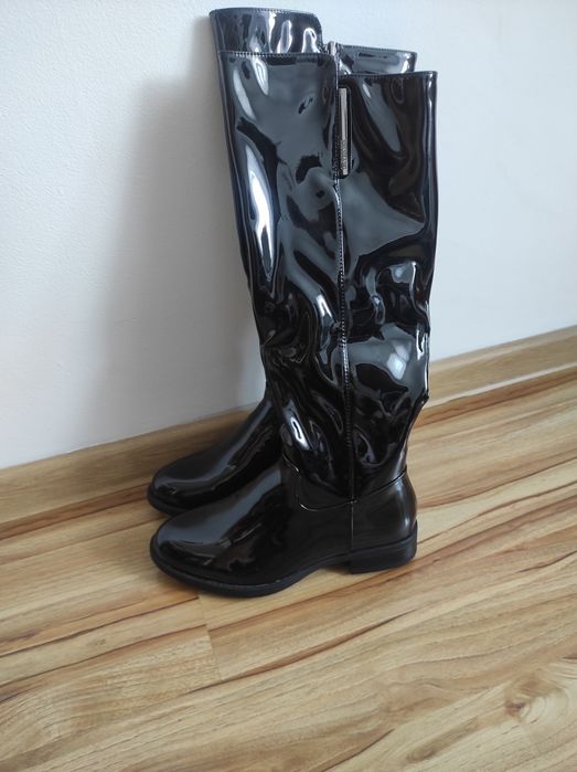 Czarne lakierowane kozaki.