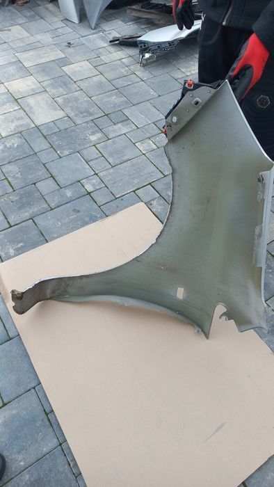 Opel Corsa d blotnik przedni prawy srebrny z157