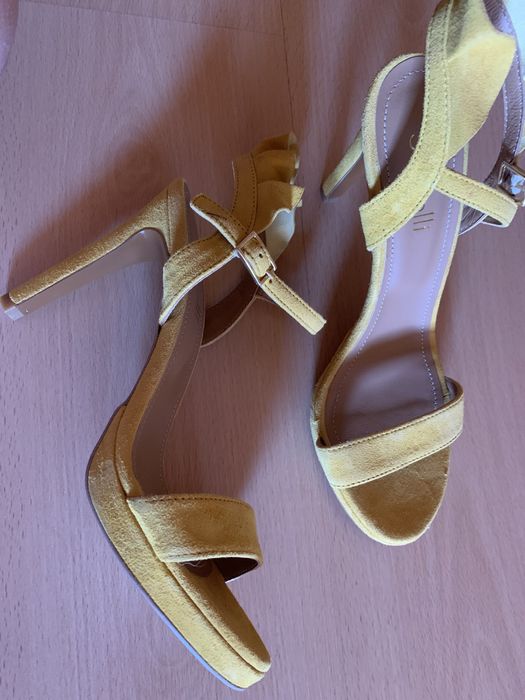 Sapato alto amarelo novo