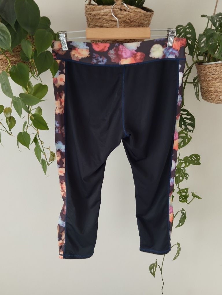 Legginsy sportowe, treningowe, do biegania 3/4 czarne, w kwiaty r. L 4