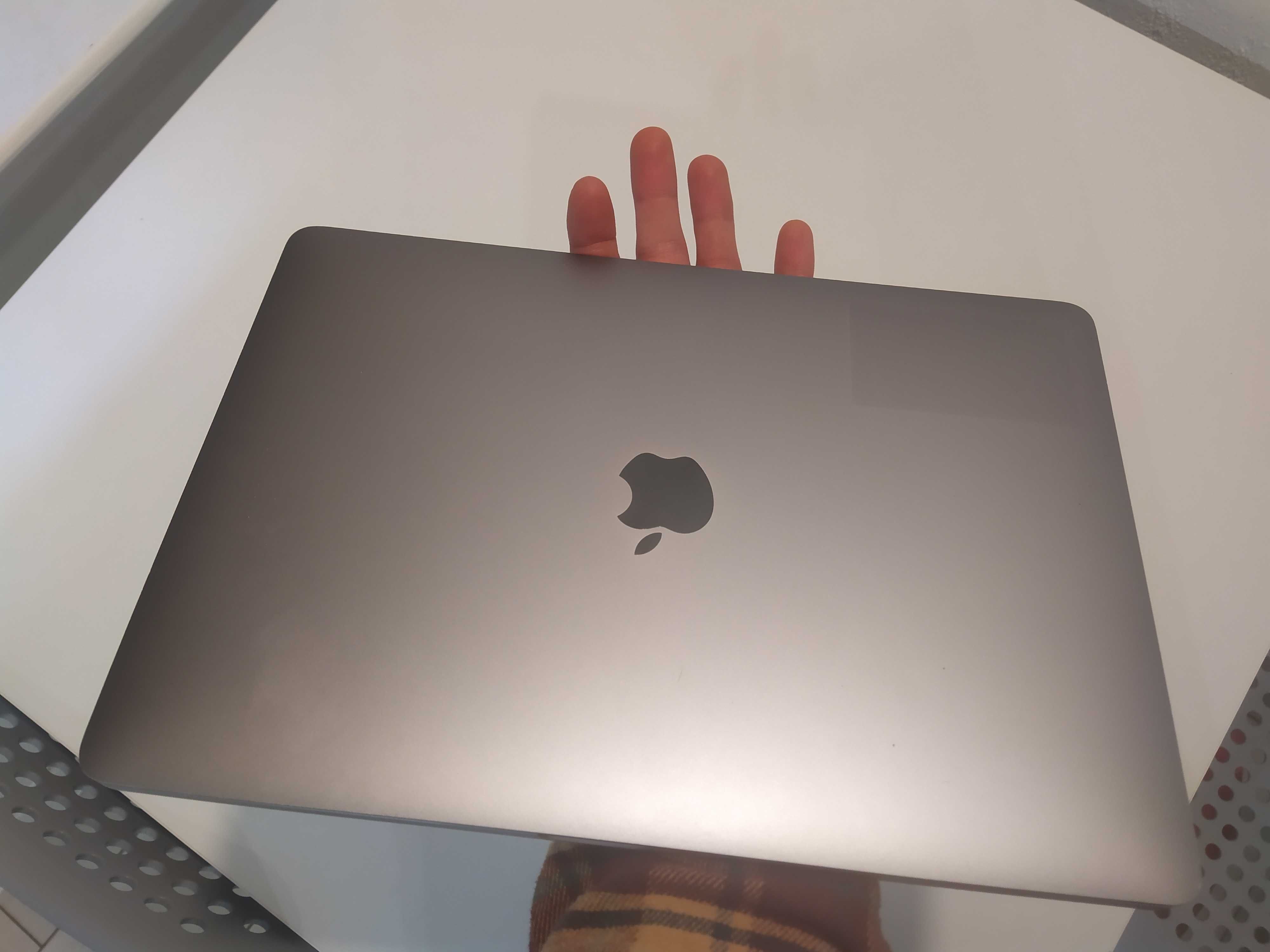 MacBook Pro 2019 ( 100 cykl)