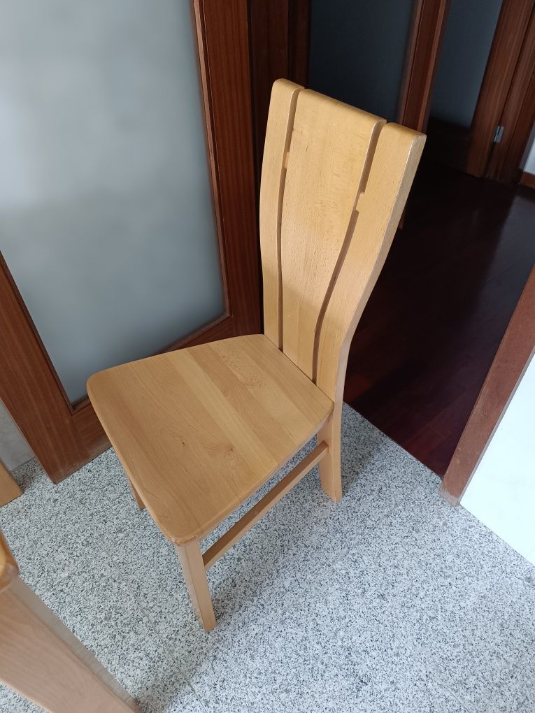Mesa com 3 cadeiras e 2 bancos