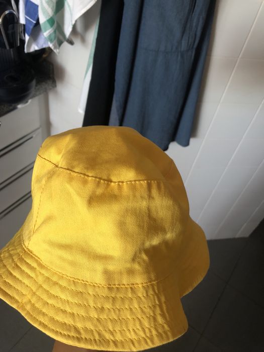 Chapéu novo amarelo fresco