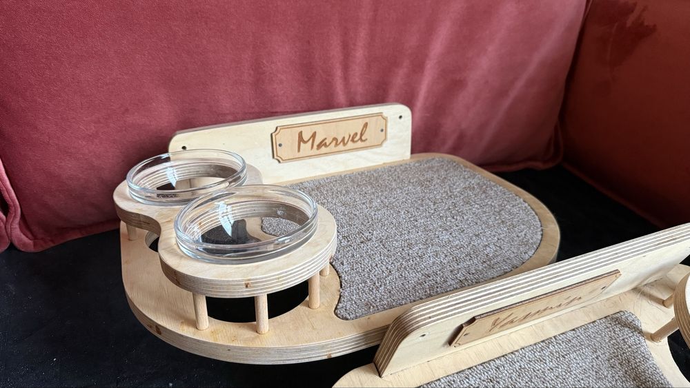 Półka dla kota z miskami i legowiskiem