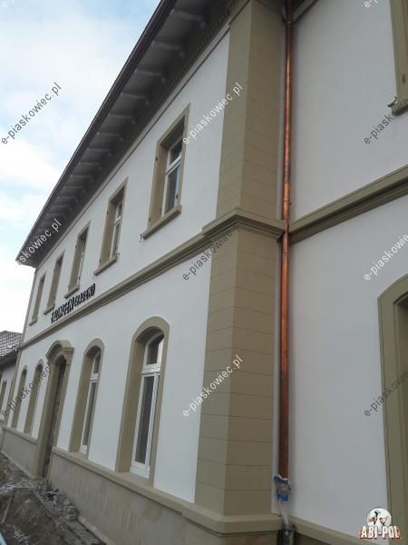 ~31~ Parapet zewnętrzny z piaskowca. Piaskowiec, kamień