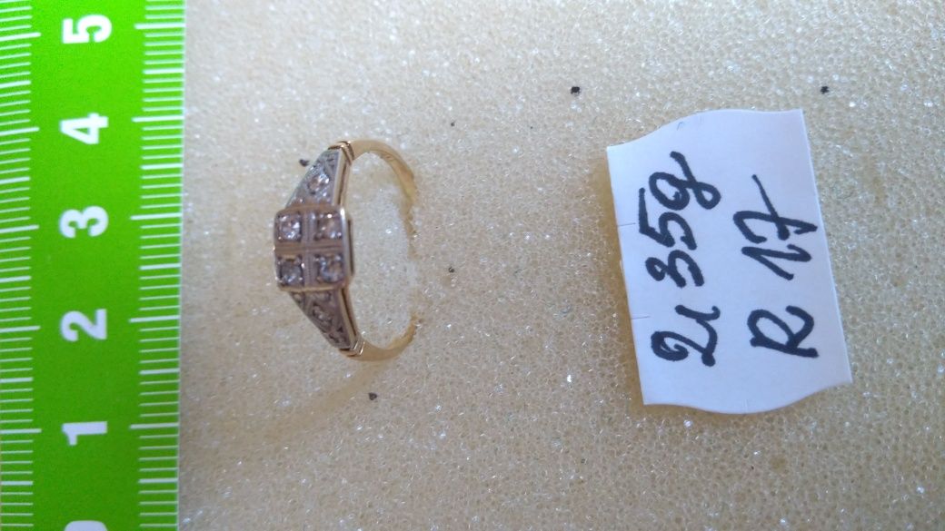 Pierścionek złoty z diamentem w cenie 3200 zł.