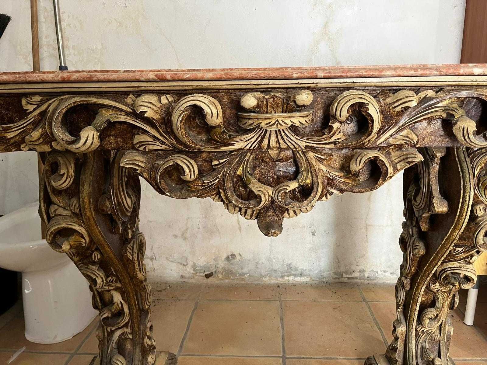 Móvel antigo com bancada de mármore