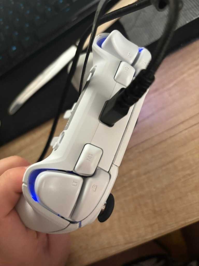 Pad Razer wolverine V2 Chroma
