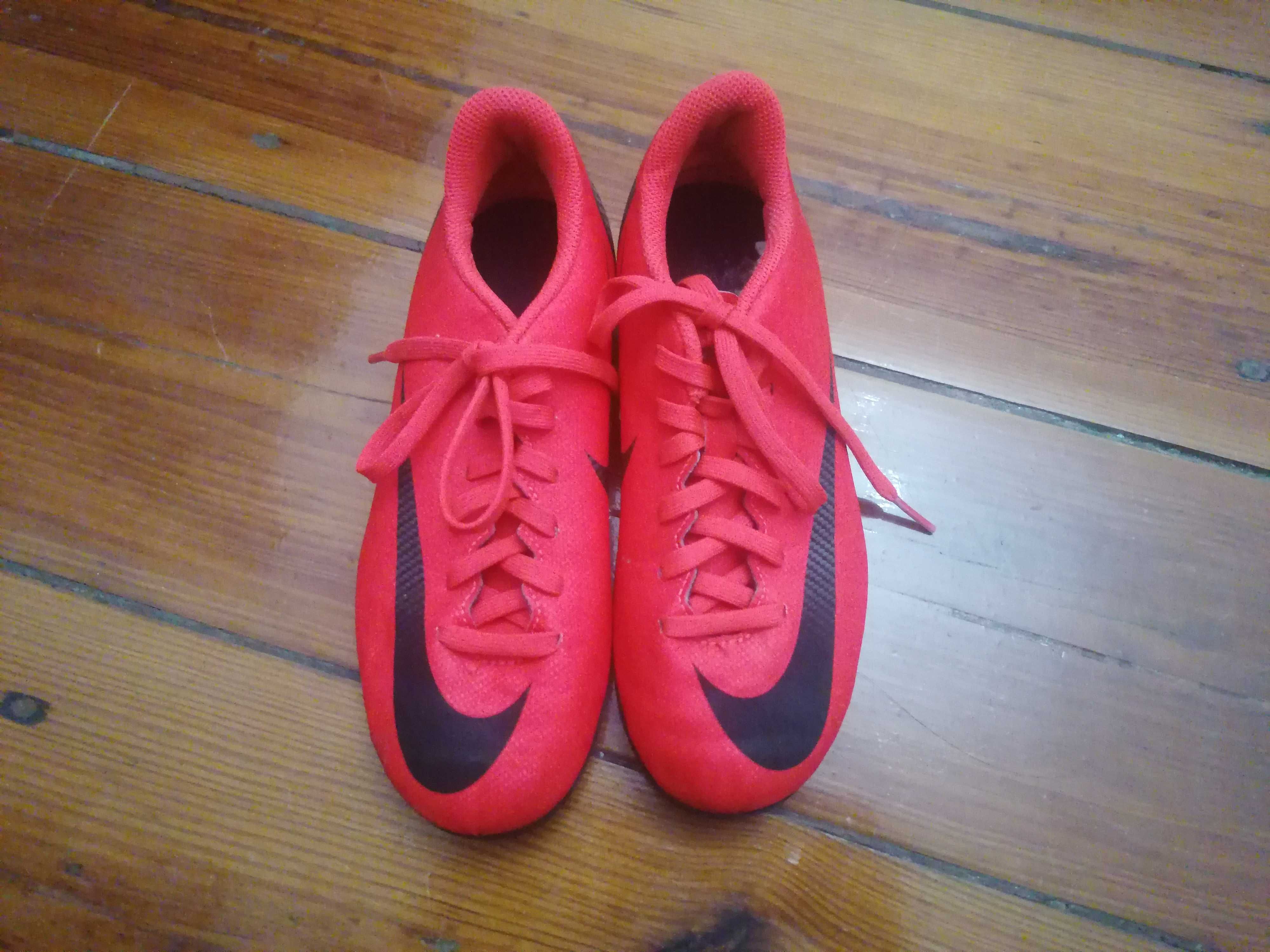 tenis laranja de futebol