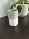 9. Kubek ceramiczny szary na szczoteczki do mycia zębów