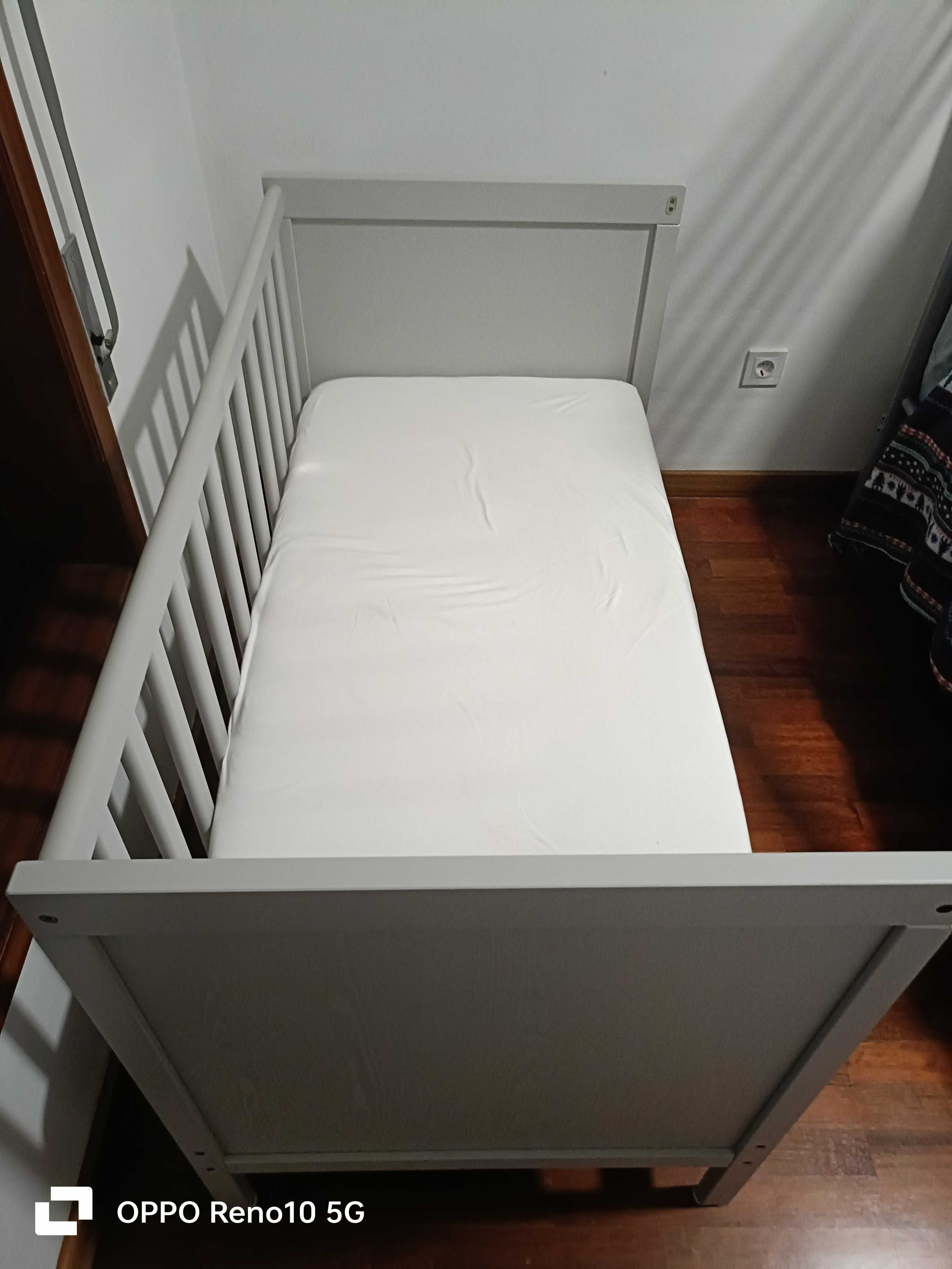 Berço IKEA SUNDVIK completo com colchão, protetor de colchão e lençol